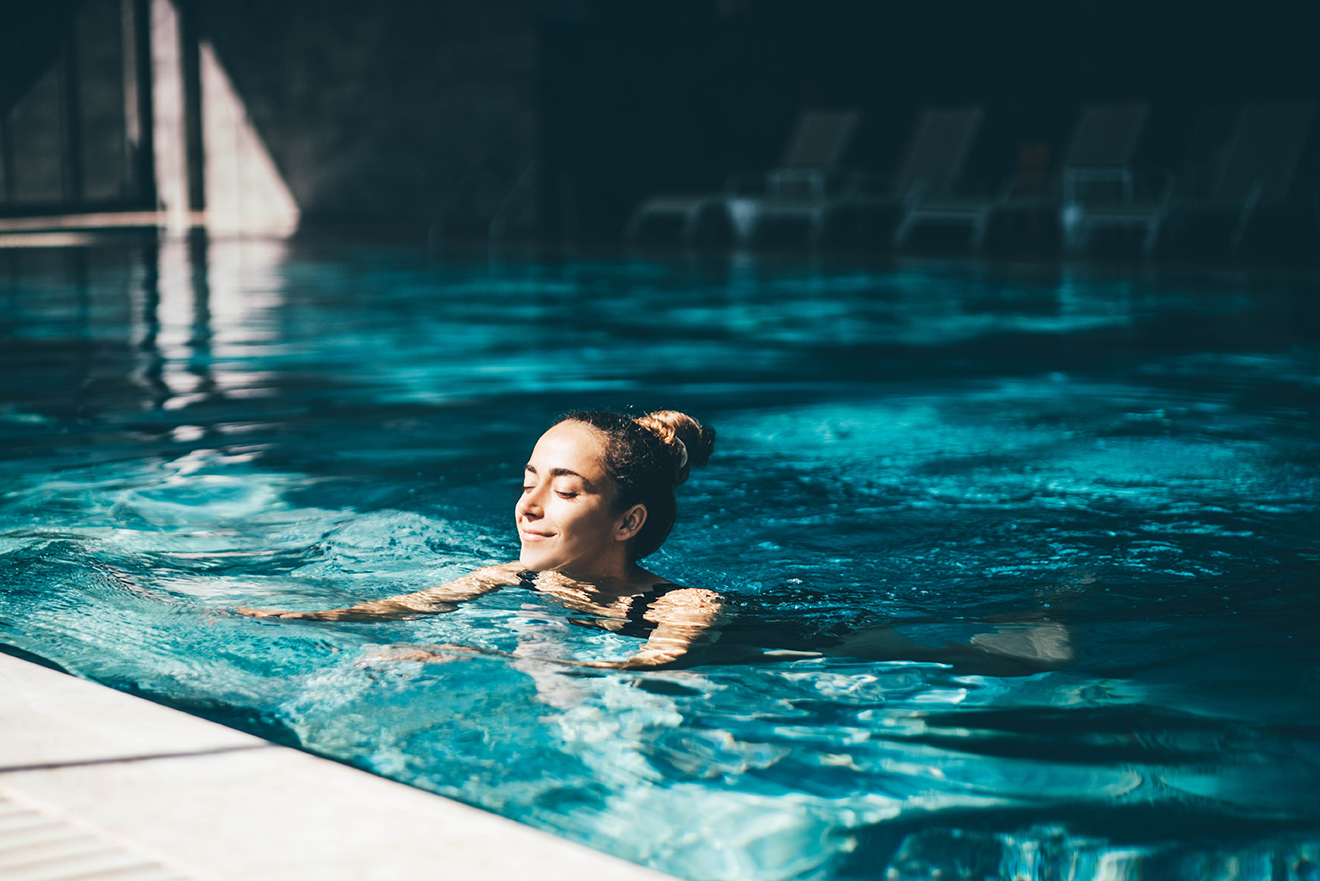 Woman,Relaxing,In,The,Swimming,Pool.